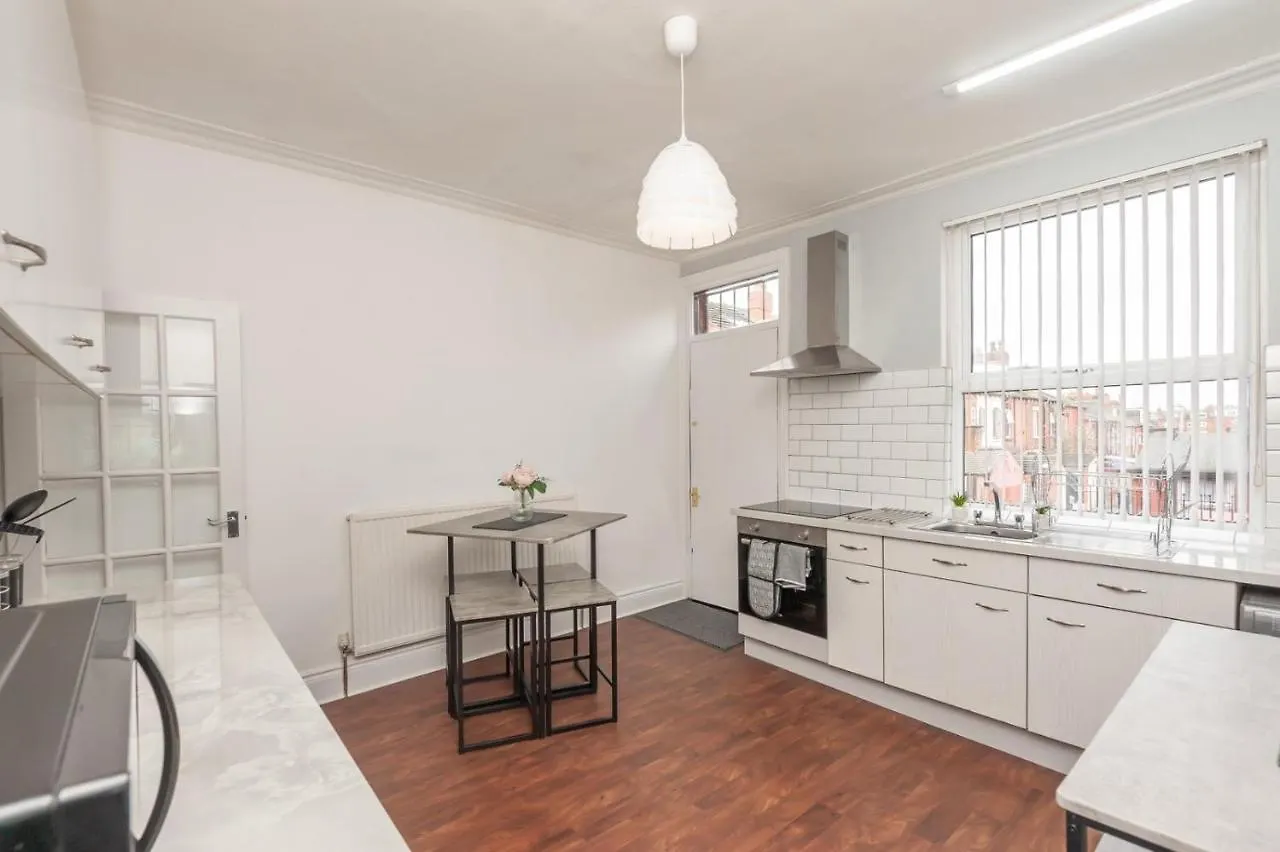 Vila Leeds 4-Bed House - Sleeps 9 Free Parking & Wifi Leeds (West Yorkshire)