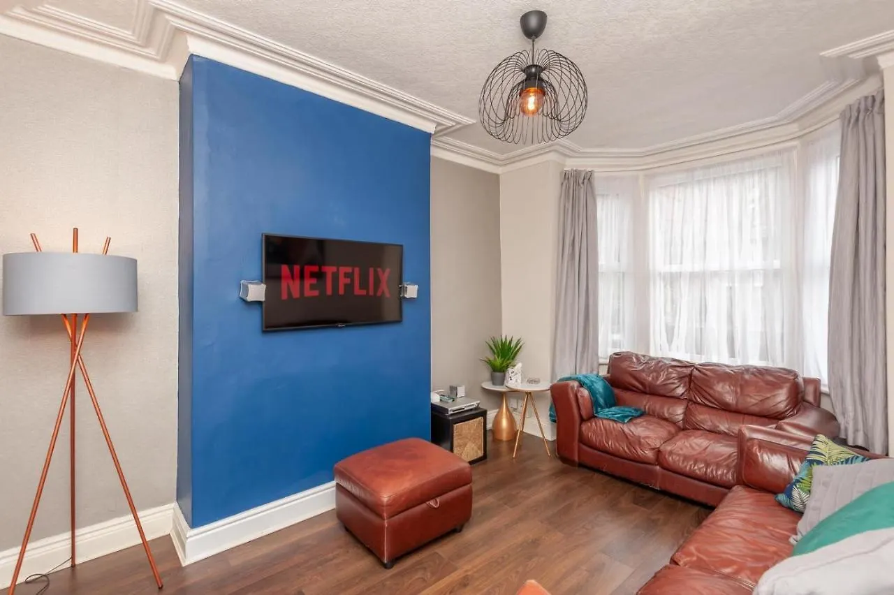 Vila Leeds 4-Bed House - Sleeps 9 Free Parking & Wifi 0*, Leeds (West Yorkshire)