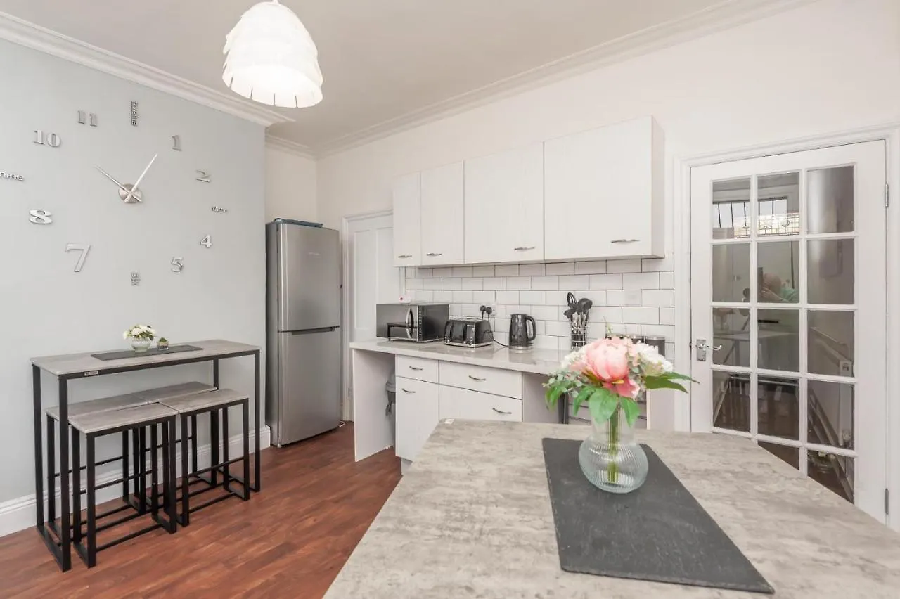 Prázdninový dům Vila Leeds 4-Bed House - Sleeps 9 Free Parking & Wifi