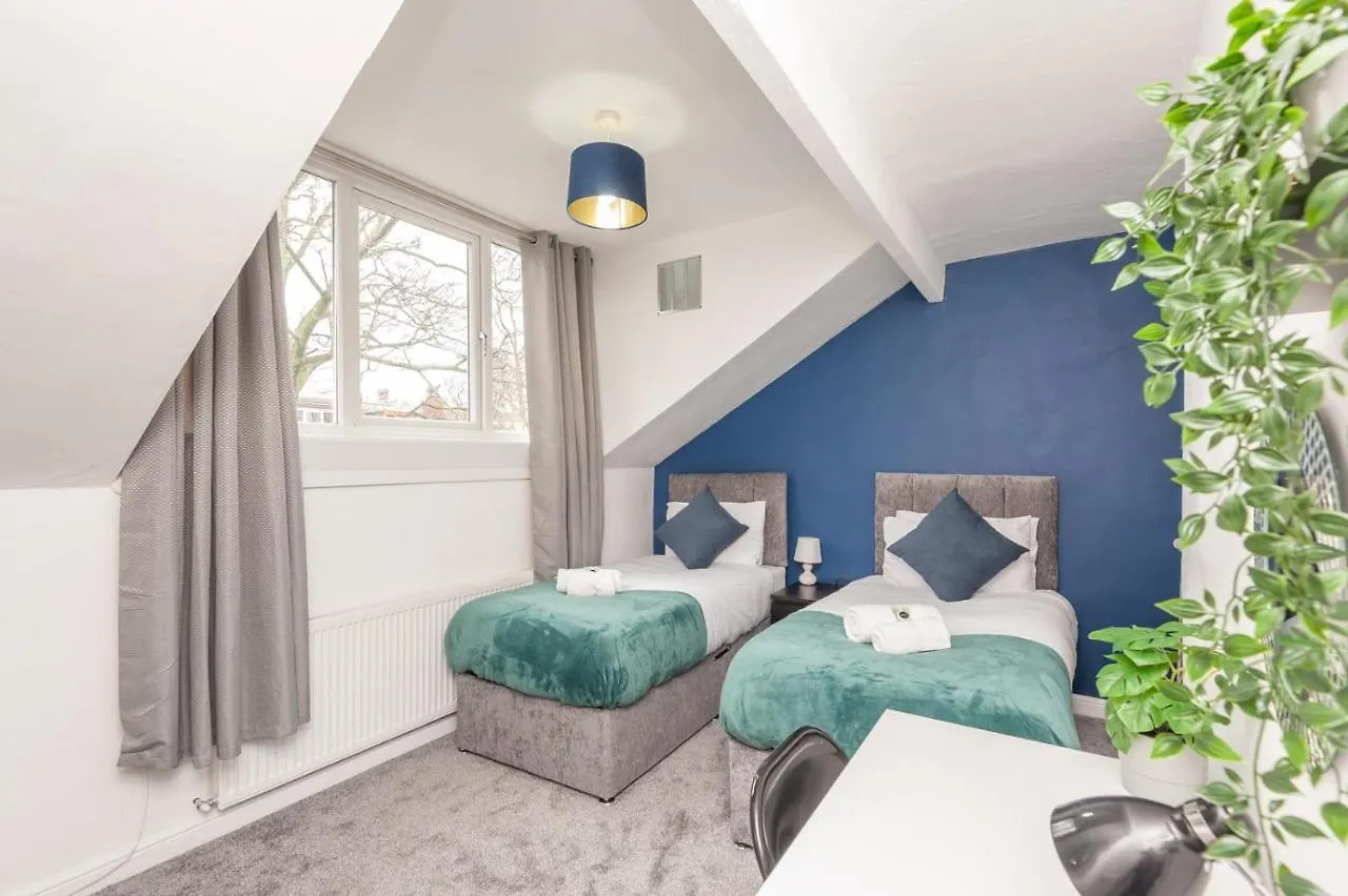 Vila Leeds 4-Bed House - Sleeps 9 Free Parking & Wifi
