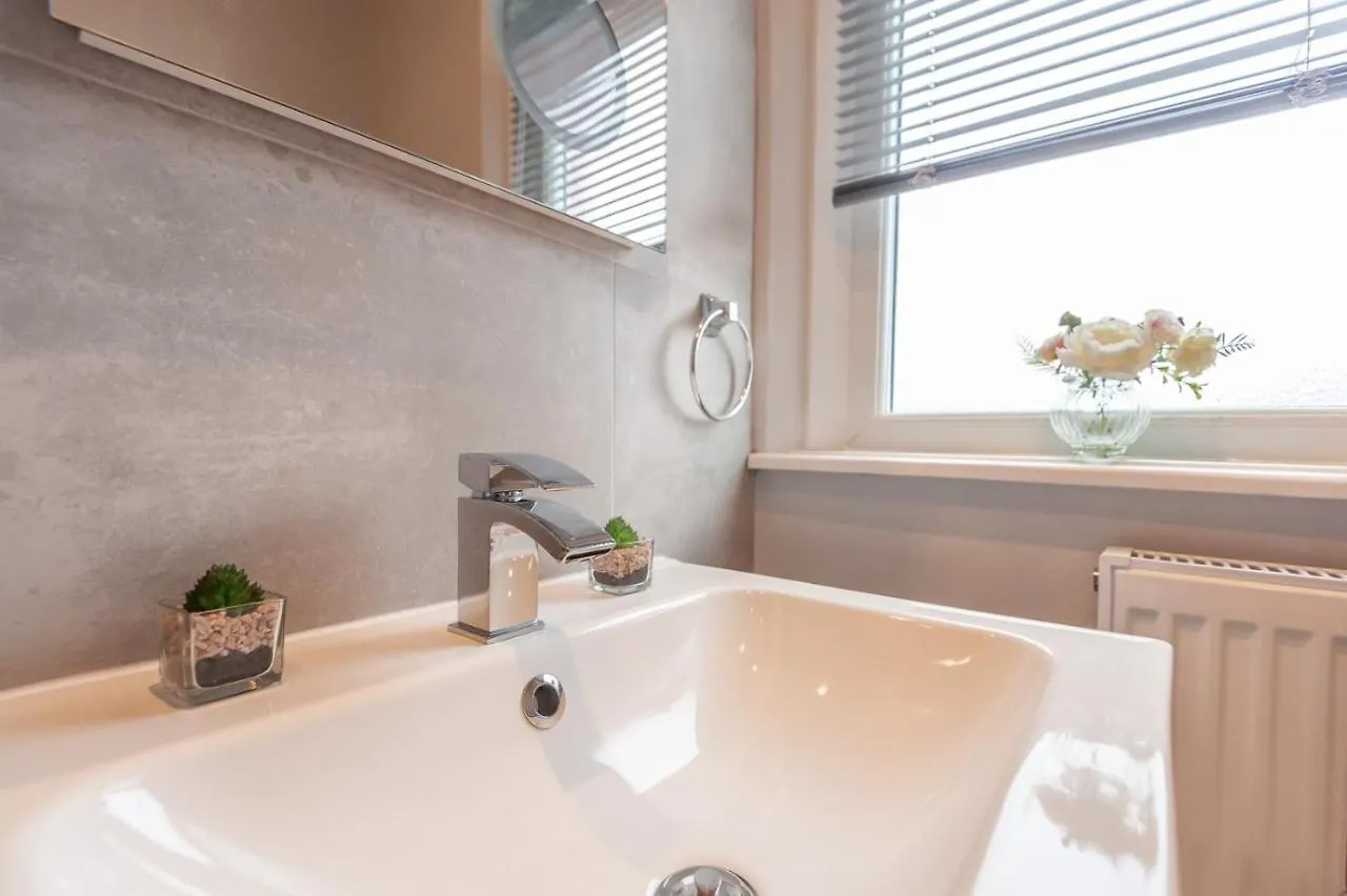 Vila Leeds 4-Bed House - Sleeps 9 Free Parking & Wifi