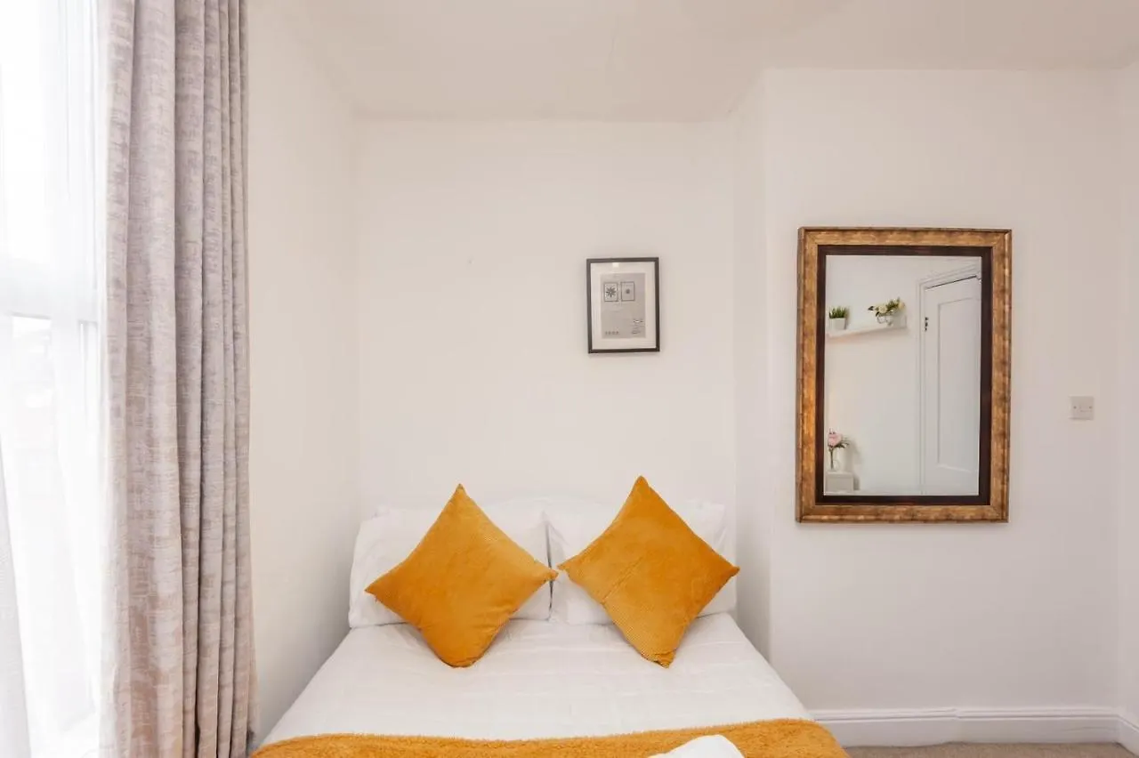 Vila Leeds 4-Bed House - Sleeps 9 Free Parking & Wifi Leeds (West Yorkshire)