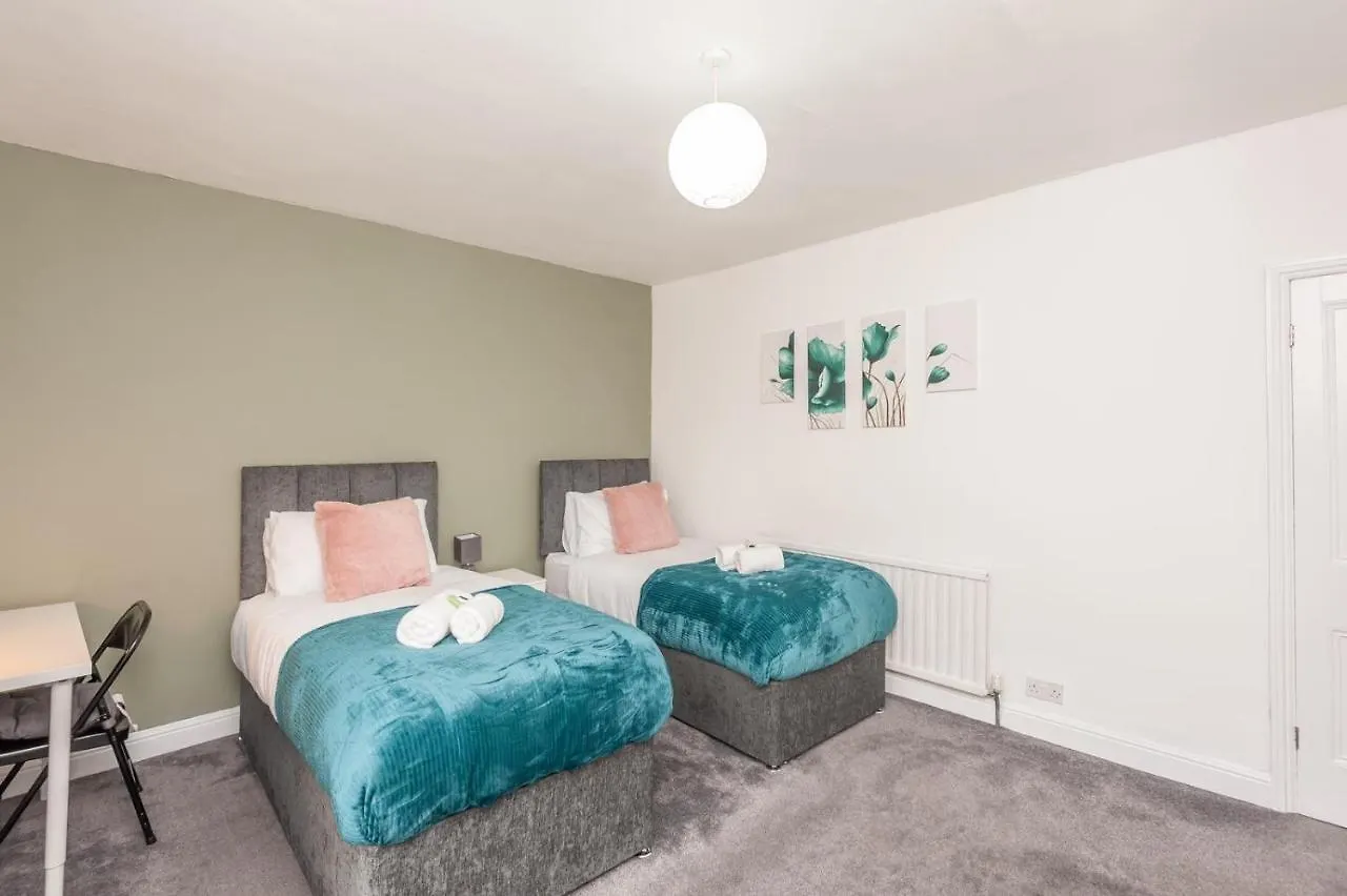 Vila Leeds 4-Bed House - Sleeps 9 Free Parking & Wifi