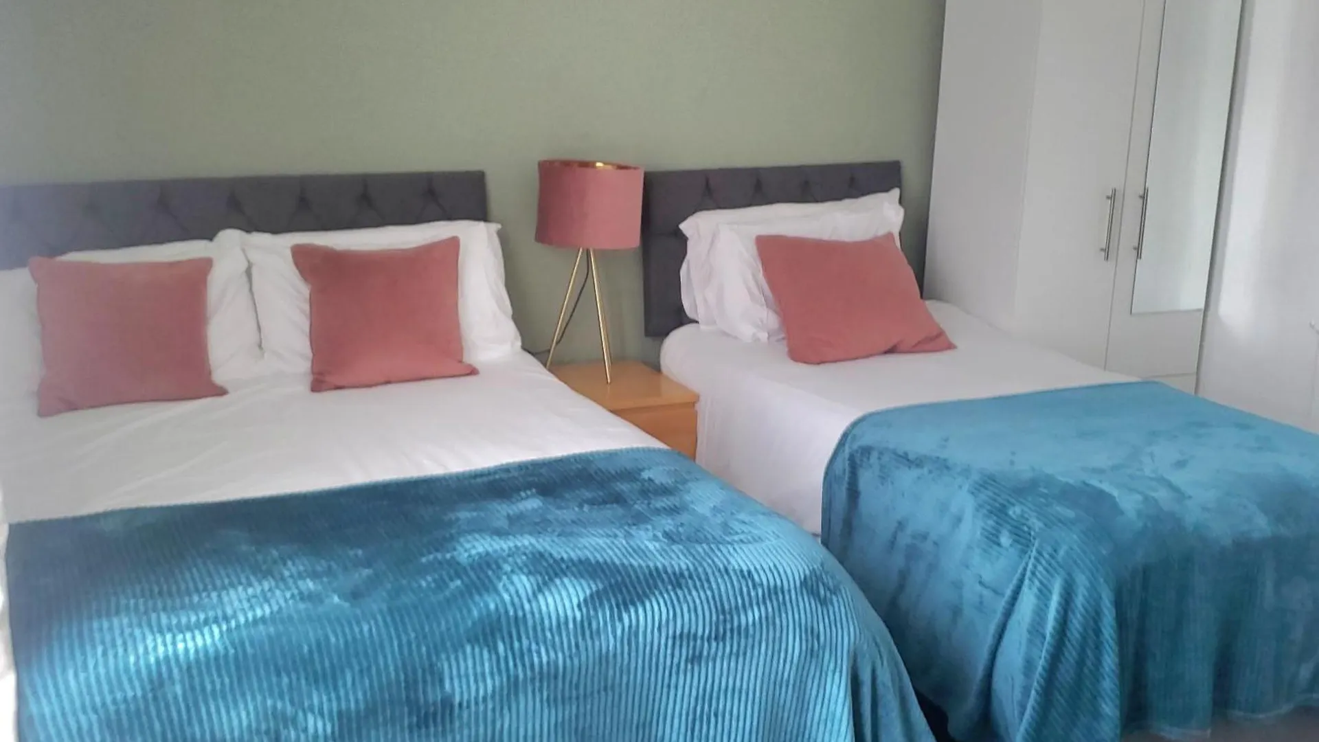 Vila Leeds 4-Bed House - Sleeps 9 Free Parking & Wifi 0*, Leeds (West Yorkshire) Velká Británie