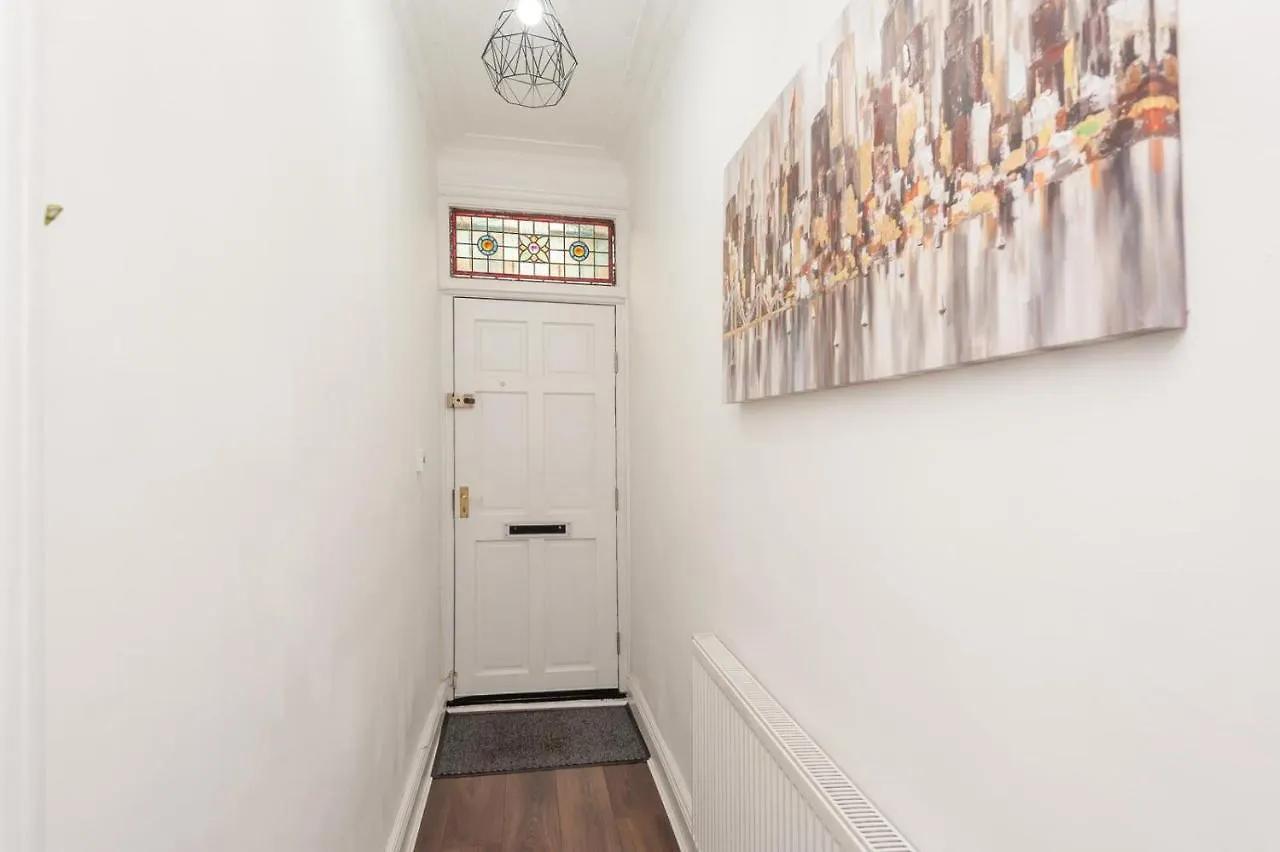 Вилла Leeds 4-Bed House - Sleeps 9 Free Parking & Wifi Лидс