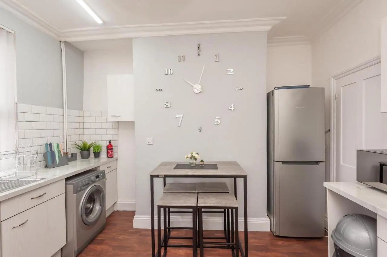 Вилла Leeds 4-Bed House - Sleeps 9 Free Parking & Wifi 0*, Лидс Великобритания