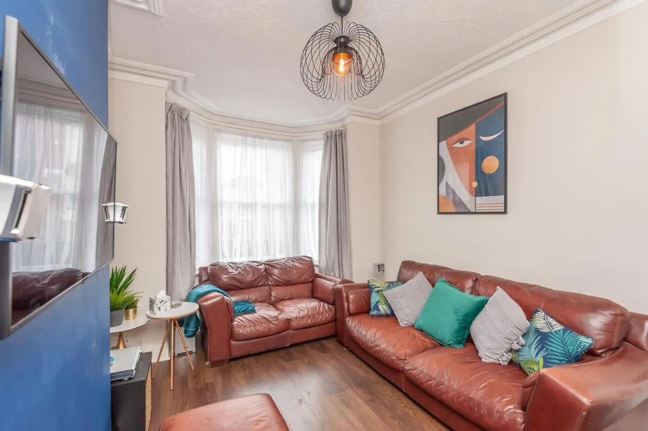 Дом отдыха Вилла Leeds 4-Bed House - Sleeps 9 Free Parking & Wifi Великобритания