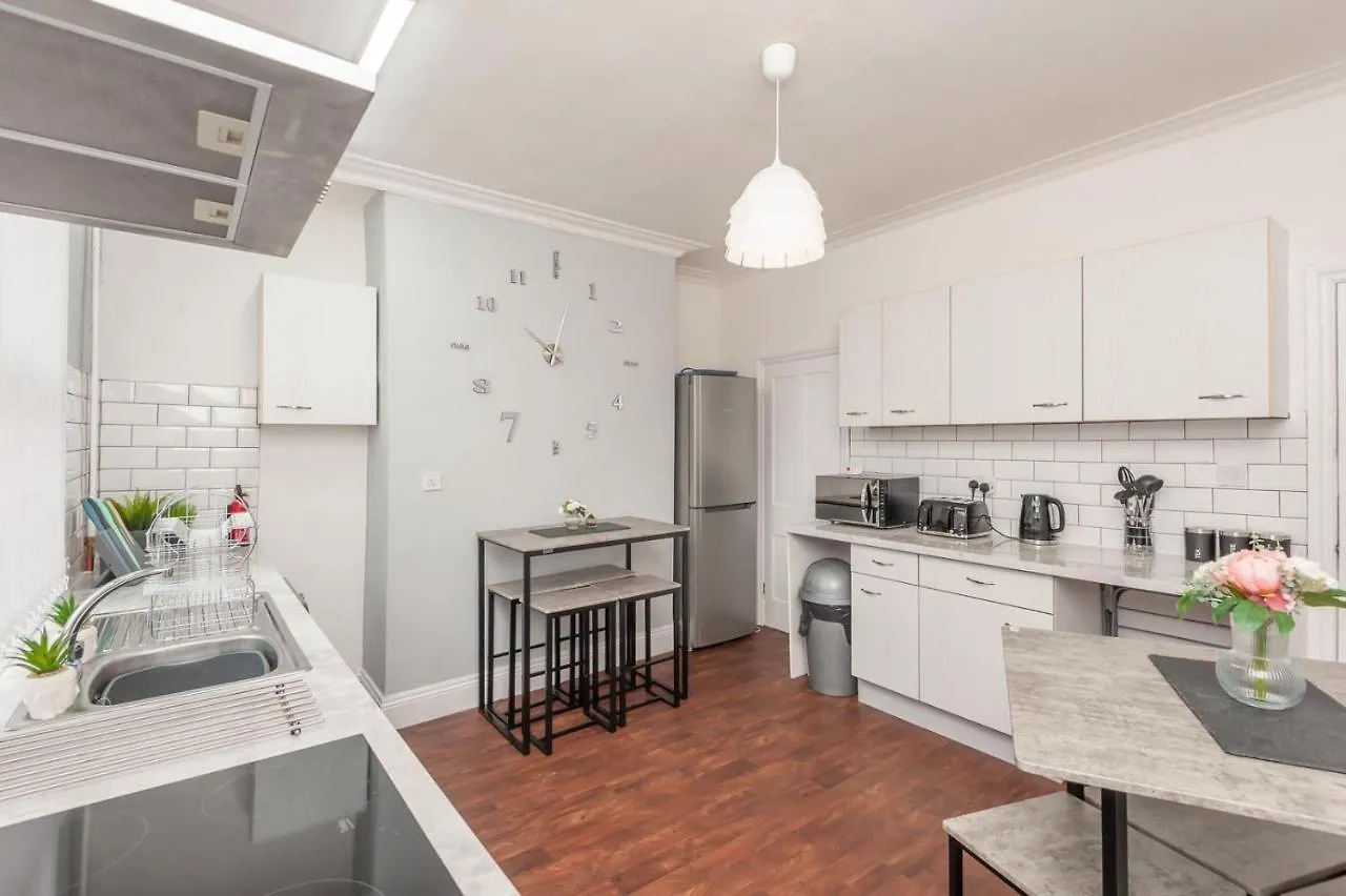 Дом отдыха Вилла Leeds 4-Bed House - Sleeps 9 Free Parking & Wifi