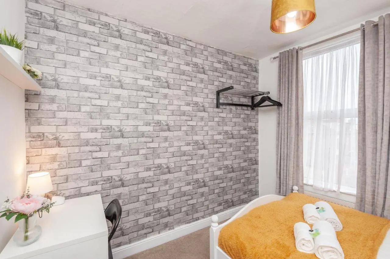 Вилла Leeds 4-Bed House - Sleeps 9 Free Parking & Wifi Великобритания