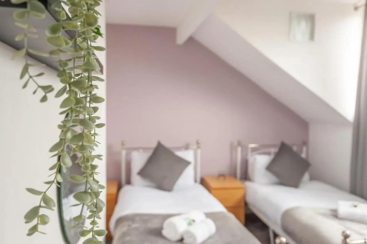 Дом отдыха Вилла Leeds 4-Bed House - Sleeps 9 Free Parking & Wifi