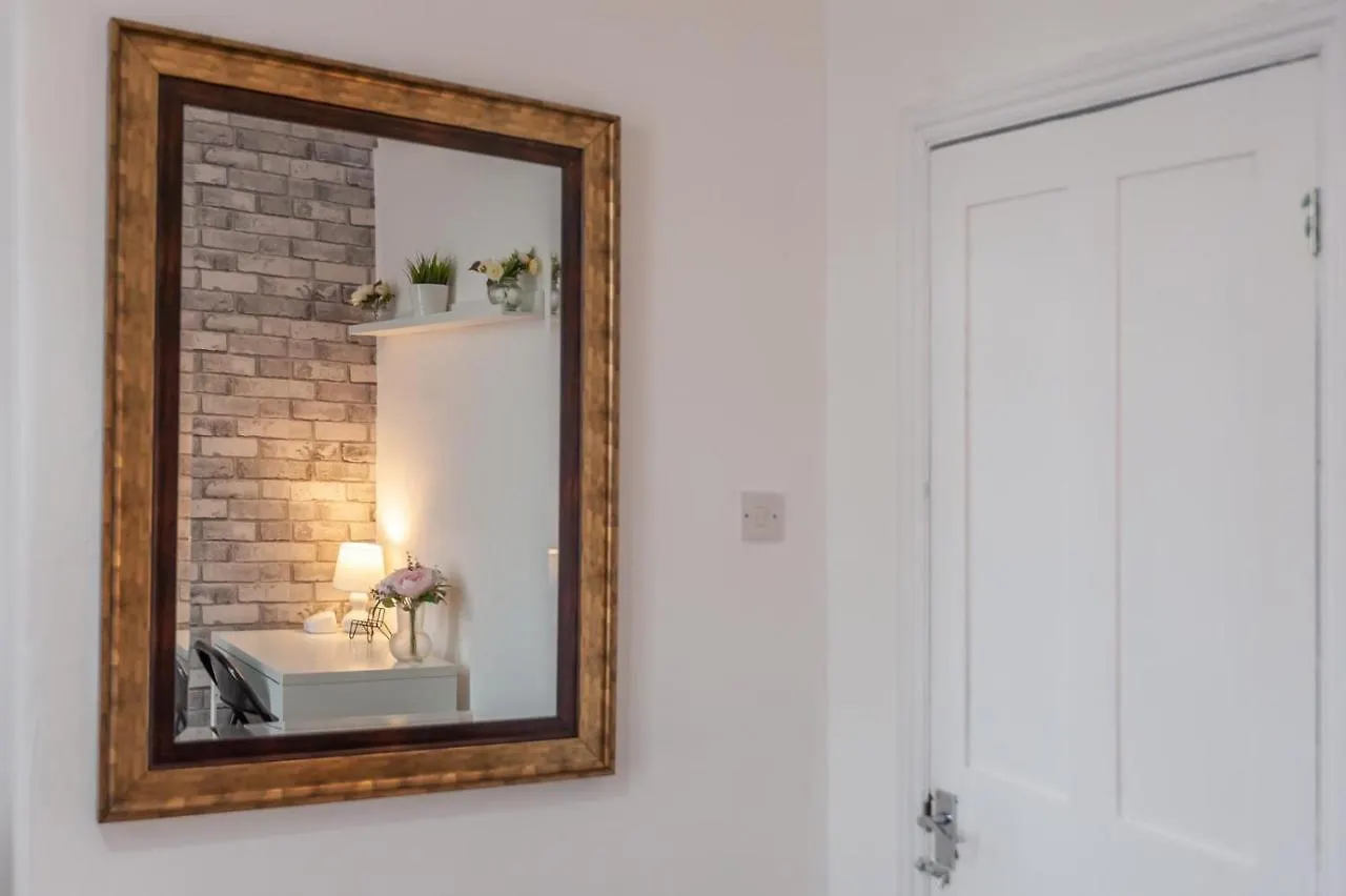 Вилла Leeds 4-Bed House - Sleeps 9 Free Parking & Wifi Великобритания